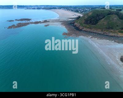 Abwechslungsreiche Küstenlandschaft mit feinen Sandstränden und zerklüfteten Klippen, Blick aus der Vogelperspektive, Frankreich, Bretagne, Erquy Stockfoto