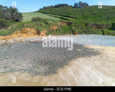 Erdrutsch an der Küste, aus der Luft, Frankreich, Bretagne, Erquy Stockfoto