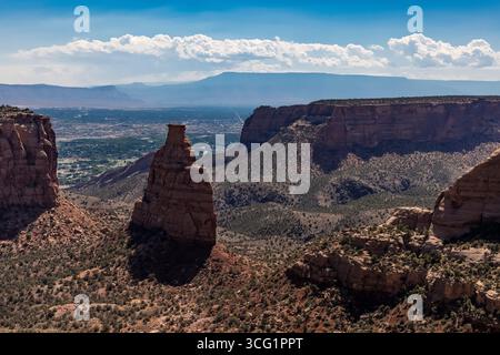 Independence Monument, ein Sandsteinmonolith im Colorado National Monument, Colorado, USA Stockfoto
