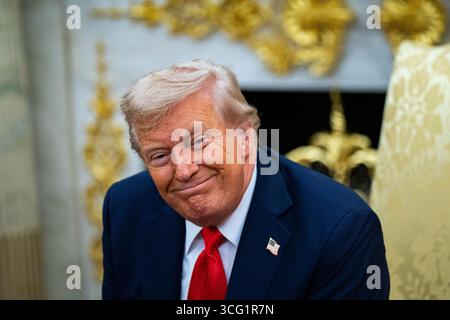 Washington, Usa. August 2025. Präsident Donald Trump lächelt bei einem Treffen mit dem südkoreanischen Präsidenten Lee Jae Myung im Oval Office des Weißen Hauses in Washington, DC am Montag, den 25. August 2025. Trump hat Südkorea wegen politischer Instabilität in die Luft geworfen und einen potenziell felsigen Besuch des Präsidenten des Landes im Weißen Haus vorgeworfen, um sein Rahmenabkommen über Handel und Investitionen mit den USA zu diskutieren. Foto: Al Drago/UPI Credit: UPI/Alamy Live News Stockfoto