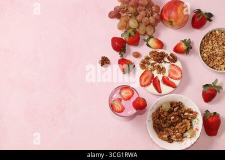 Nützliches Frühstück, Essen für Kinder, Erdbeerjoghurt und Müsli, auf einem hellen Tisch. Das Konzept der gesunden und natürlichen Ernährung. Selektiver Fokus Stockfoto
