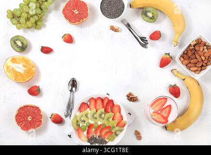 Nützliches Frühstück, Essen für Kinder, Erdbeerjoghurt und Müsli, auf einem hellen Tisch. Das Konzept der gesunden und natürlichen Ernährung. Selektiver Fokus Stockfoto