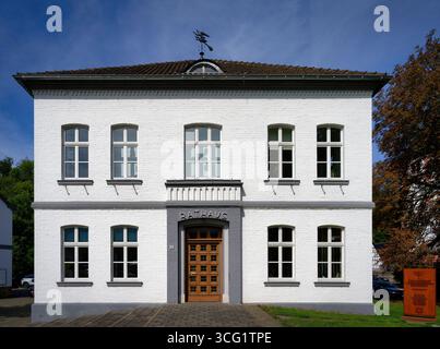 Odenthal, Deutschland 25. August 2025: Rathaus der kleinen Stadt Odenthal im Bergischen Land an einem sonnigen Tag mit blauem Himmel Stockfoto