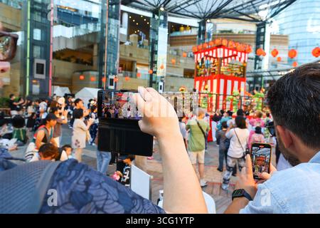 Roppongi Hills Bon Odori 2025 -JPN- 24. August 2025, Bon Odori in Roppongi Hills, Minato Ward, Tokio. Ist eines der japanischen Festivals. Es handelt sich um einen Tanz, der während der Bogenfestzeit zum Gedenken an die Toten gespielt wird. Tokio Japan Copyright: XKazukixOISHIx Stockfoto