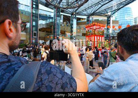 Roppongi Hills Bon Odori 2025 -JPN- 24. August 2025, Bon Odori in Roppongi Hills, Minato Ward, Tokio. Ist eines der japanischen Festivals. Es handelt sich um einen Tanz, der während der Bogenfestzeit zum Gedenken an die Toten gespielt wird. Tokio Japan Copyright: XKazukixOISHIx Stockfoto