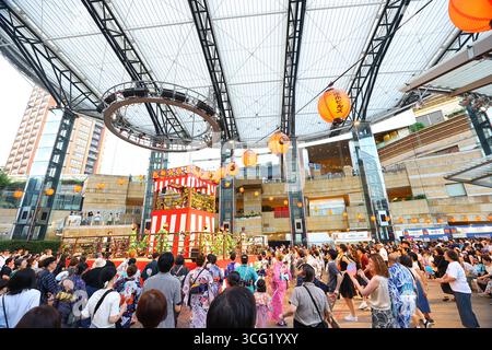 Roppongi Hills Bon Odori 2025 -JPN- 24. August 2025, Bon Odori in Roppongi Hills, Minato Ward, Tokio. Ist eines der japanischen Festivals. Es handelt sich um einen Tanz, der während der Bogenfestzeit zum Gedenken an die Toten gespielt wird. Tokio Japan Copyright: XKazukixOISHIx Stockfoto