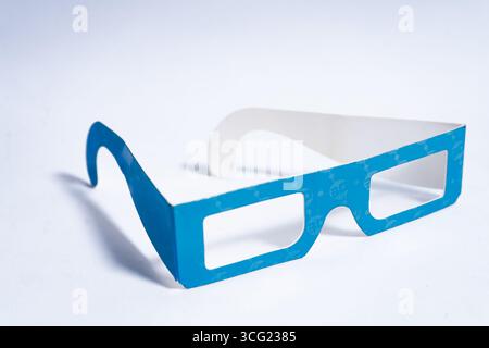 Die 3D-Brille aus blauem und weißem Karton befindet sich auf weißem Hintergrund und ist bereit für die Wiedergabe stereoskopischer Bilder oder Filme Stockfoto