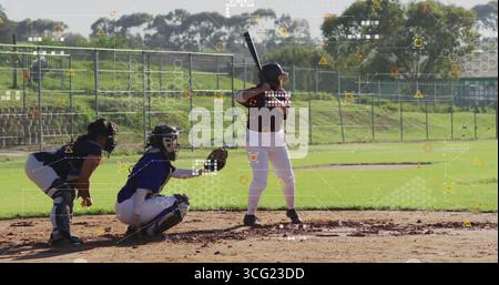Der Schläger, der die Schaukel auf der Heimplatte auf dem Softballfeld vorbereitet, wobei der Fänger einen Handschuh trägt Stockfoto