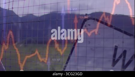 Mit Metallzaun aus Maschendrahtzaun über grasbewachsenem Bergfeld, mit orangefarbenem Liniendiagramm, Pfeilen und Etiketten Stockfoto