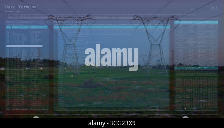 Stehender, zentraler Hochspannungsturm, der Stromleitungen über das Grasfeld mit Code-Overlays transportiert Stockfoto