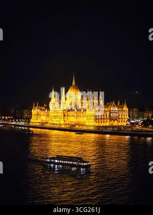 Luftaufnahme des ungarischen Parlamentsgebäudes, beleuchtet bei Nacht in Budapest, Ungarn Stockfoto