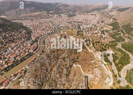 Amasya-Schloss in der Türkei, historische Festung auf felsigen Klippen über dem Yeşilırmak-Fluss mit Panoramablicken auf die antike Stadt Stockfoto