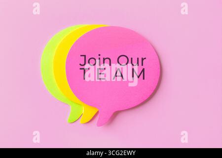 Eine Sprechblase mit dem Text „Join our TEAM“. Konzept für Personalbeschaffung, Einstellung und Teamarbeit. Stockfoto
