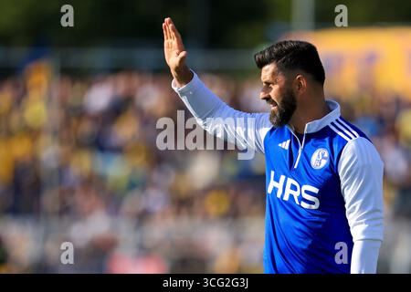 Leipzig, Deutschland. August 2025. Fußball: DFB Cup, Lok Leipzig - FC Schalke 04, 1. Runde. Trainer Miron Muslic (FC Schalke 04) blickt in die Sonne. Quelle: Jan Woitas/dpa/Alamy Live News Stockfoto