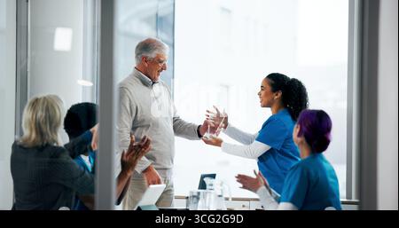 Auszeichnung, Ärzte und danke mit Menschen in Meeting für den Durchbruch im Gesundheitswesen, Forschungsstipendium und Preis. Medizinischer Meilenstein, Applaus und Unterstützung Stockfoto