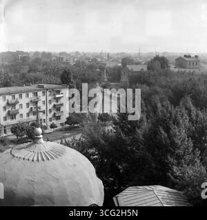 Archivansicht des Bahnhofsviertels in Sloviansk, Ende der 1970er Jahre, von der Kuppel eines alten Gebäudes aufgenommen und zeigt den Kontrast zwischen historischer und sowjetischer Architektur, eingebettet in Grün, als Symbol der friedlichen, geschichtsträchtigen Geschichte der Stadt Stockfoto
