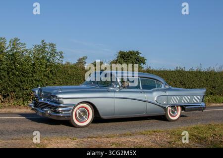 1958 50er Jahre Silver American Buick Car, 364 Kubikzoll V8-Benzinmotor 5950 ccm; Fahrt nach Congleton, Cheshire Classic Car Show, Großbritannien Stockfoto