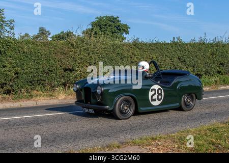 1955 50er Jahre modifizierter grüner Austin Nr.28 Benziner 1098 cc mit Rollbar und Fahrer mit Crashhelm. Austin A30 Speedster Cabriolet auf dem Weg nach Congleton, Cheshire Classic Car Show, UK Stockfoto