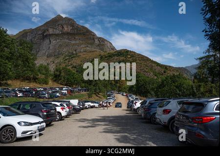 Parkplatz mit Autos in der Nähe der Pyrenäen in Gavarnie während der Hauptsaison Stockfoto