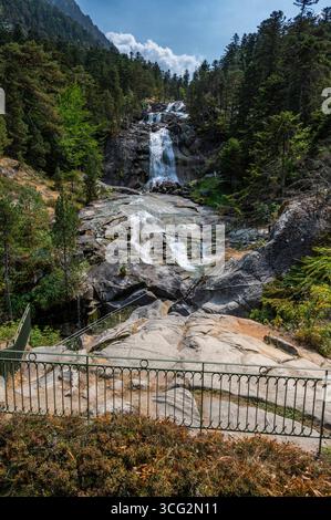 Erkunden Sie die wunderschönen Wasserfälle in Pont d'Espagne in Cauterets, Pyrenäen an einem Sommertag Stockfoto