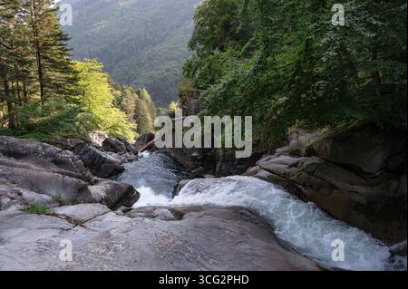 Fließendes Wasser kaskadiert durch felsiges Gelände in den Pyrenäen bei Cauteret und unterstreicht die Schönheit der Natur in Pont d'Espagne Stockfoto