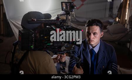 Ostrava, Tschechische Republik. August 2025. Der tschechische Schauspieler Tadeas Moravec, der während der Dreharbeiten zum Dokumentarfilm Osamely vlk (der einsame Wolf), der die Geschichte des tschechoslowakischen RAF-Piloten Josef Frantisek, am 25. August 2025 in Ostrava, Tschechien, zeigt. Quelle: Petr Sznapka/CTK Photo/Alamy Live News Stockfoto