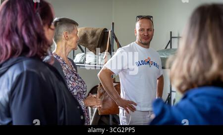 Ostrava, Tschechische Republik. August 2025. Der Produzent von Rolling Media Vitezslav Jandak Junior wurde während der Dreharbeiten zum Dokumentarfilm Osamely vlk (der einsame Wolf), der die Geschichte des tschechoslowakischen RAF-Piloten Josef Frantisek am 25. August 2025 in Ostrava (Tschechische Republik) zeigt, aufgenommen. Quelle: Petr Sznapka/CTK Photo/Alamy Live News Stockfoto