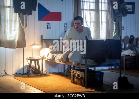 Ostrava, Tschechische Republik. August 2025. Der tschechische Schauspieler Tadeas Moravec, der während der Dreharbeiten zum Dokumentarfilm Osamely vlk (der einsame Wolf), der die Geschichte des tschechoslowakischen RAF-Piloten Josef Frantisek, am 25. August 2025 in Ostrava, Tschechien, zeigt. Quelle: Petr Sznapka/CTK Photo/Alamy Live News Stockfoto
