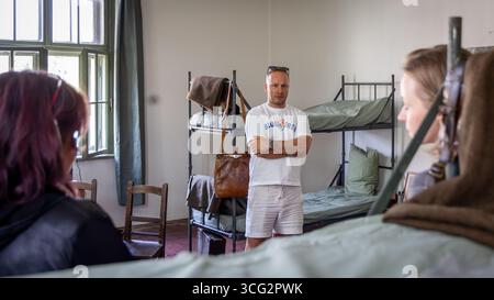 Ostrava, Tschechische Republik. August 2025. Der Produzent von Rolling Media Vitezslav Jandak Junior wurde während der Dreharbeiten zum Dokumentarfilm Osamely vlk (der einsame Wolf), der die Geschichte des tschechoslowakischen RAF-Piloten Josef Frantisek am 25. August 2025 in Ostrava (Tschechische Republik) zeigt, aufgenommen. Quelle: Petr Sznapka/CTK Photo/Alamy Live News Stockfoto