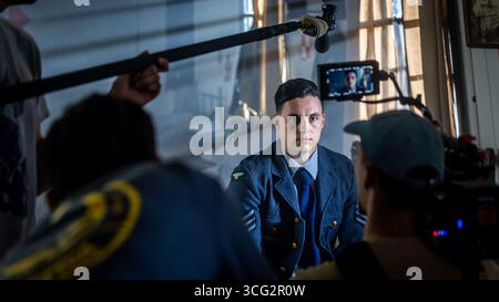 Ostrava, Tschechische Republik. August 2025. Der tschechische Schauspieler Tadeas Moravec, der während der Dreharbeiten zum Dokumentarfilm Osamely vlk (der einsame Wolf), der die Geschichte des tschechoslowakischen RAF-Piloten Josef Frantisek, am 25. August 2025 in Ostrava, Tschechien, zeigt. Quelle: Petr Sznapka/CTK Photo/Alamy Live News Stockfoto
