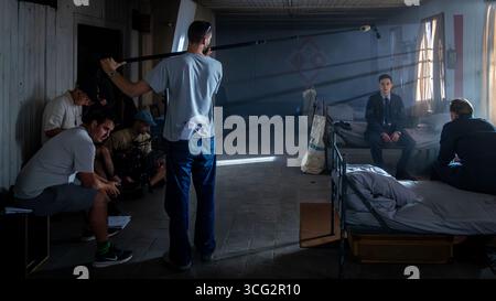 Ostrava, Tschechische Republik. August 2025. Der tschechische Schauspieler Tadeas Moravec (2. Von rechts), der während der Dreharbeiten zum Dokumentarfilm Osamely vlk (der einsame Wolf), der die Geschichte des tschechoslowakischen RAF-Piloten Josef Frantisek, am 25. August 2025 in Ostrava, Tschechien, zeigt. Quelle: Petr Sznapka/CTK Photo/Alamy Live News Stockfoto