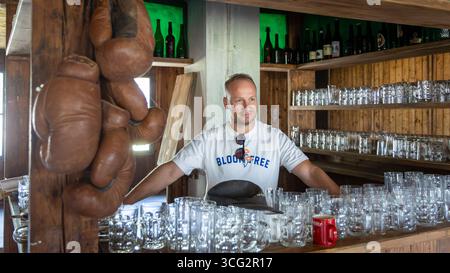 Ostrava, Tschechische Republik. August 2025. Der Produzent von Rolling Media Vitezslav Jandak Junior wurde während der Dreharbeiten zum Dokumentarfilm Osamely vlk (der einsame Wolf), der die Geschichte des tschechoslowakischen RAF-Piloten Josef Frantisek am 25. August 2025 in Ostrava (Tschechische Republik) zeigt, aufgenommen. Quelle: Petr Sznapka/CTK Photo/Alamy Live News Stockfoto