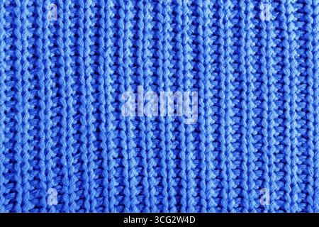 Pantone Farbe 2020 Classic Blue. Dunkelblaue Textur eines großen Strickpullovers. Gestrickter Schal Hintergrund, winterlicher Textilinhalt Stockfoto