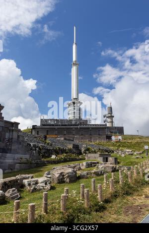 Fernsehantenne und der Weltraumtempel des Quecksilbers auf dem Gipfel des Vulkans Puy de Dôme bei Clermont-Ferrand in der französischen Auvergne. Die Si Stockfoto