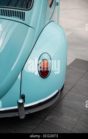 Rücklicht des alten hellblauen Autos - VW-Bug. Nahaufnahme hinten rechts: Klassischer Volkswagen Beetle der 1960er Jahre. Stockfoto