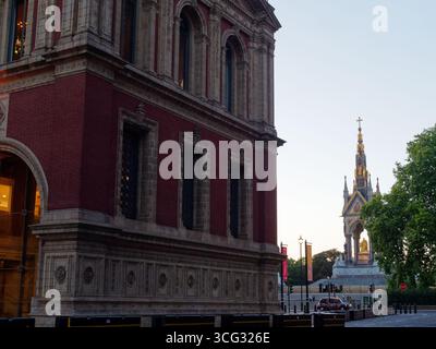 Albert Memorial rechts an einem Sommerabend in London mit einem Teil der Royal Albert Hall links . August 2025 Stockfoto