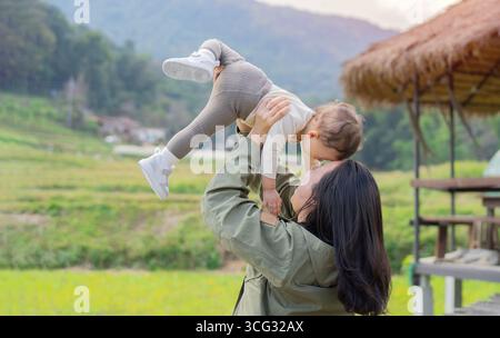 Seitenansicht einer schönen glücklichen Mutter, die mit der Tochter spielt. Mutterschaft und Lebensstil. Stockfoto