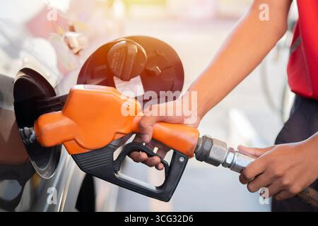 Autotanken an der Tankstelle. Mann befüllt das Auto mit Kraftstoff. Nahaufnahme. Benzin, Diesel wird teurer. Stockfoto