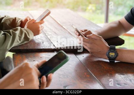 Freunde Gruppe, die süchtig macht Spaß mit Handy draußen. Konzept der Netzwerkfreigabe. Selektiver Fokus. Stockfoto