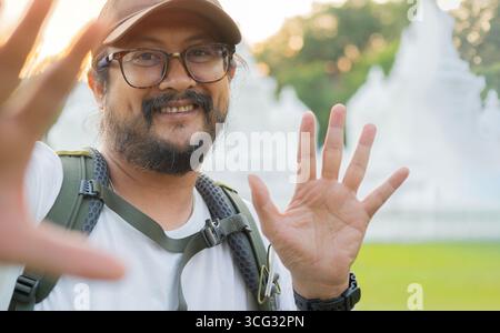 Selfie eines erwachsenen lächelnden Mannes mit Brille, der im Freien Selfie mit Smartphone macht. Stockfoto