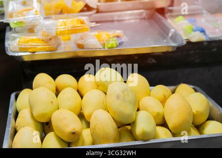 Frische Mango auf klebrigem Reis, traditionelles thailändisches Dessert. Selektiver Fokus. Stockfoto