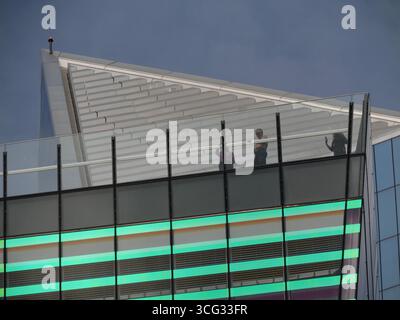 London, Großbritannien – Besucher genießen den Blick von der Dachterrasse aus The Garden at 120, in Fen Court, 120 Fenchurch Street, in der City of London, London, Großbritannien. Dahinter befindet sich ein kommerzieller Wolkenkratzer in der Lime Street 52 Stockfoto