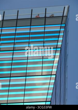London, Großbritannien – Besucher genießen die Aussicht von der Dachterrasse aus The Garden at 120, das sich in Fen Court, 120 Fenchurch Street, in der City of London befindet Stockfoto