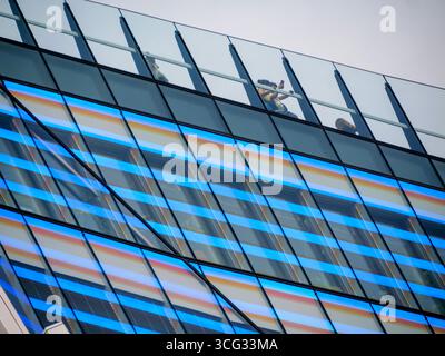 London, Großbritannien – Besucher genießen die Aussicht von der Dachterrasse aus The Garden at 120, das sich in Fen Court, 120 Fenchurch Street, in der City of London befindet Stockfoto