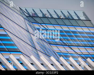 London, Großbritannien – Besucher genießen die Aussicht von der Dachterrasse aus The Garden at 120, das sich in Fen Court, 120 Fenchurch Street, in der City of London befindet Stockfoto