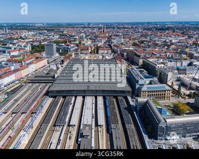 MÜNCHEN, DEUTSCHLAND - 28. AUGUST 2025: Aus der Vogelperspektive des Münchner Hauptbahnhofs mit Bahngleisen in die Haupthalle. Luftaufnahme des Münchner Zentrums Stockfoto