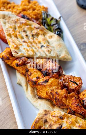 türkisches lokales Essen gegrillte Hähnchenstücke mit Fladenbrot auf einem Teller, Nahaufnahme Stockfoto