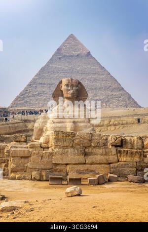 Vorderansicht der Großen Sphinx von Gizeh mit der Pyramide von Khafre, Kairo, Ägypten Stockfoto