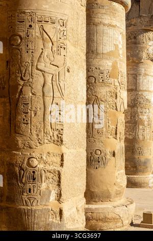 Hieroglyphen auf Säulen gemeißelt, Inneres des Medinet Habu Tempels am Westufer von Luxor, Ägypten Stockfoto