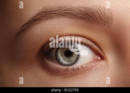 Makro für weibliche Augen mit dezentem Make-up, ordentlicher Augenbraue und Wimpern. Müder und verängstigter Ausdruck, Schlaflosigkeit, Alptraum oder Angst. Ideal für Schönheit Stockfoto